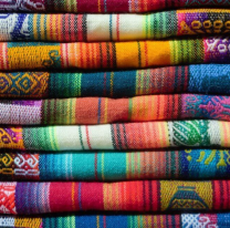 Artistas textiles exponen tapices en el Mercado Artesanal de Salta