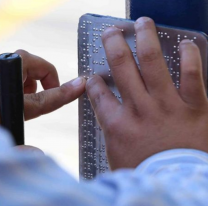 Por ley se deberá incorporar cartelería Braille en edificios y oficinas de la Administración Pública
