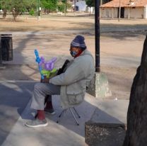 Solito durante horas: abuelo de Salta vende globos para poder sobrevivir