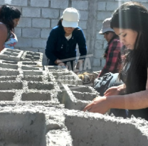 Salteñas trabajan en la producción de bloques para ayudar a los comedores