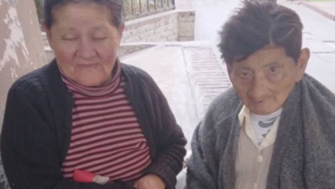 Abuela salteña duerme en la calle con su hija y nieto: "No conseguimos pieza"