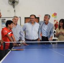 El Teleférico entregó mesas de "ping pong" a los chicos del Parque de la Familia