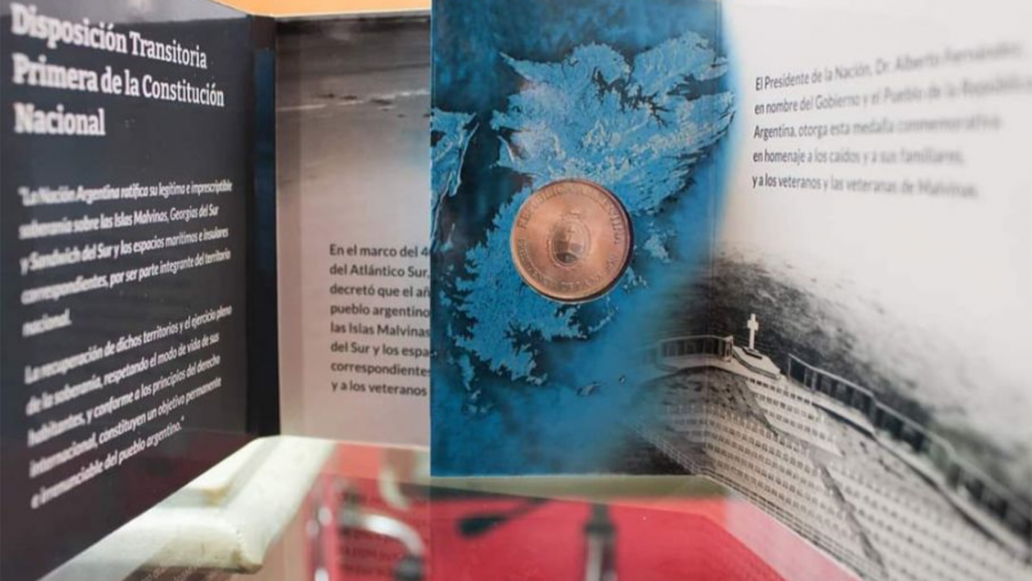 Entrega de medallas a veteranos y familiares de héroes de Malvinas