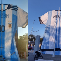 Furor por la camiseta gigante que instalaron en Hip&oacute;lito Yrigoyen para alentar a la Selecci&oacute;n Argentina