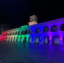 Anoche se ilumin&oacute; la fachada del Cabildo con los colores de la bandera LGTBIQ+