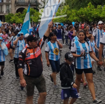 Salteños festejaron en Plaza 9 de Julio la clasificación de Argentina a octavos de final