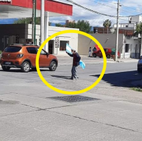 Ayudemos a este abuelito salte&ntilde;o: vende banderas argentinas para poder comer