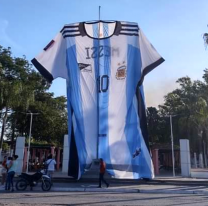 La familia salteña tuvo que vender el auto para hacer la camiseta más grande del mundo