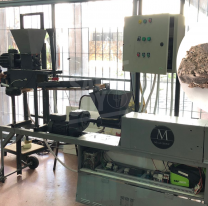 Jovenes salteños crearon una maquina que hace ladrillos con botellas de plástico