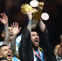 Mundial de Qatar 2022: cu&aacute;l es el significado de la t&uacute;nica que luci&oacute; Lionel Messi al levantar la copa