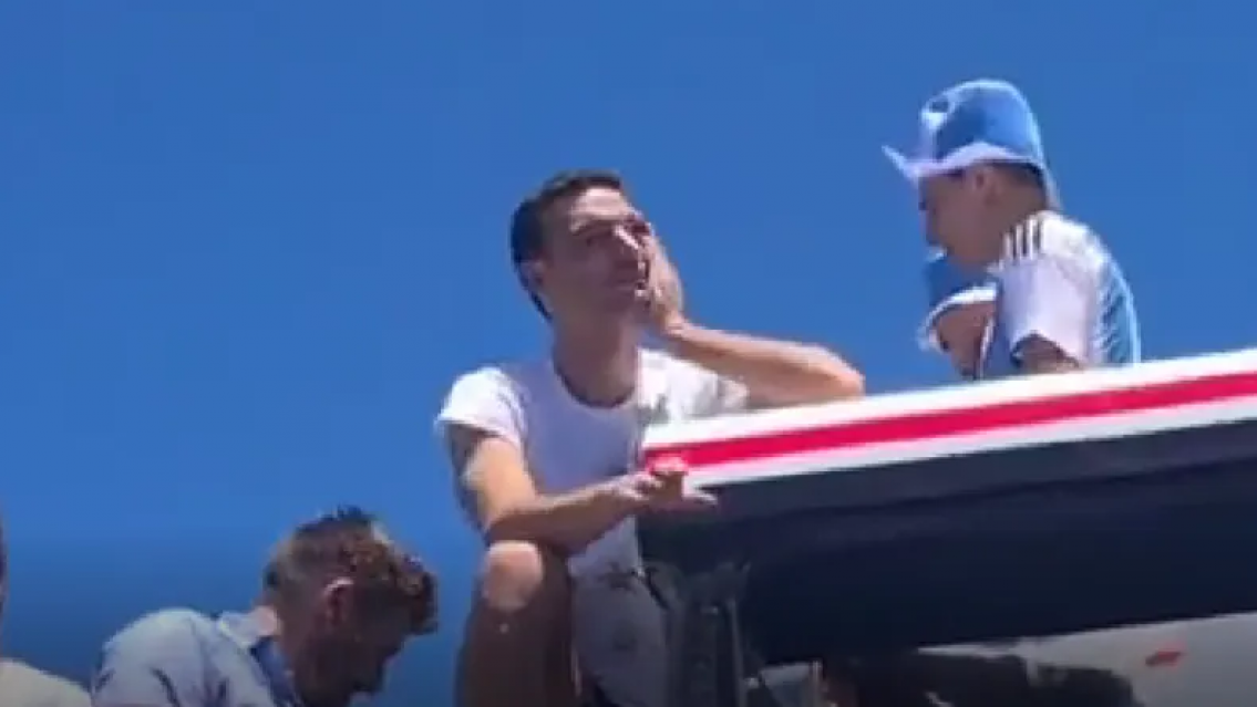 Las lágrimas de Lionel Scaloni: se quebró al ver la pasión de los hinchas que acompañan la caravana