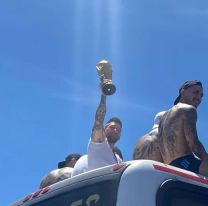 La historia detrás de la foto más viral de la caravana de Argentina