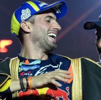  Kevin Benavides celebró su victoria en el Dakar con una túnica como la de Messi