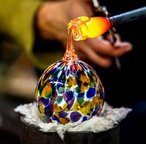 Se viene un taller gratuito sobre técnica de soplado de vidrio en el Mercado Artesanal