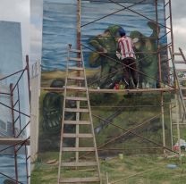 J&oacute;venes pintan un enorme mural en homenaje a la historia y a la uni&oacute;n nacional