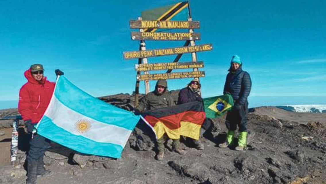 Un gendarme salteño conquistó la cima del Kilimanjaro