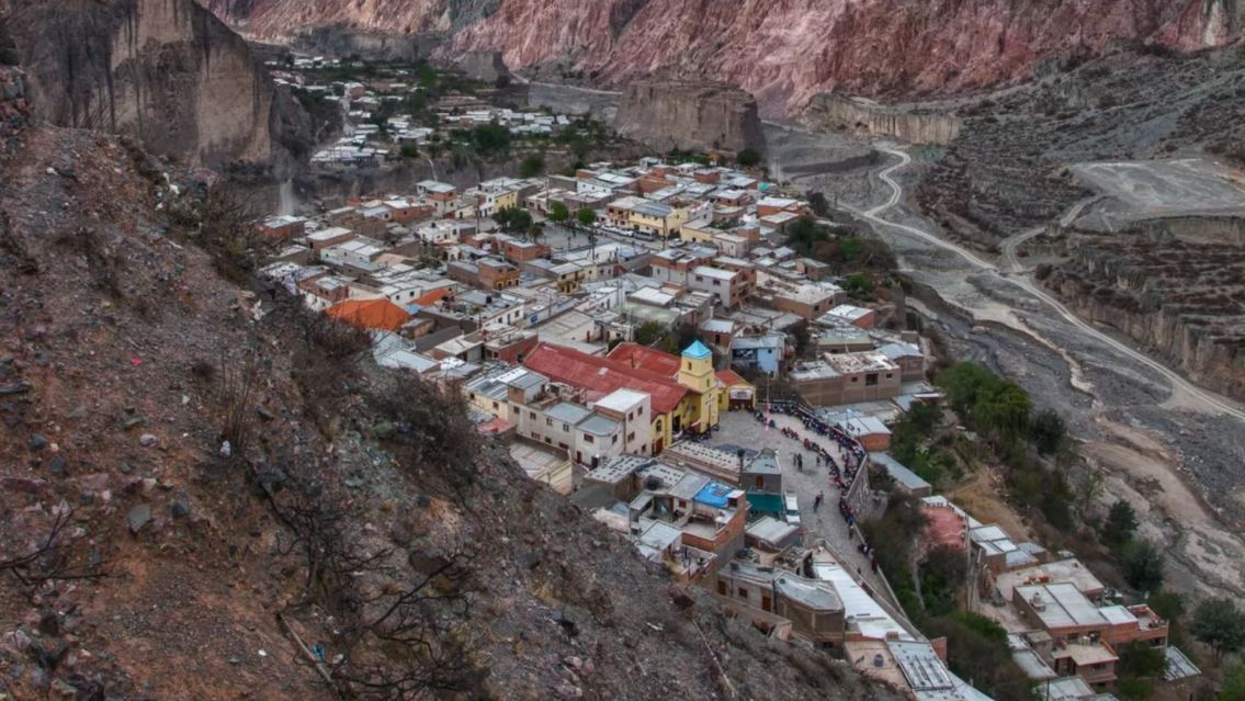 El pueblo salteño que parece estar "colgado" en las montañas