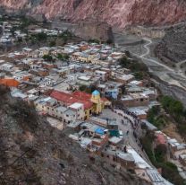 El pueblo salteño que parece estar "colgado" en las montañas
