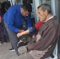 Juan Vi&ntilde;aval, el guardia de seguridad que ayuda a los mayores en el banco