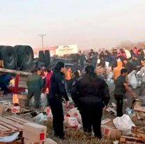 Vecinos de Rosario de la Frontera reciben donaciones inesperadas tras accidente de cami&oacute;n de carga