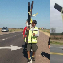 Peregrino camina por la ruta con una cruz de madera de eucalipto