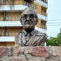 Restituyeron el busto del médico Arturo Oñativia