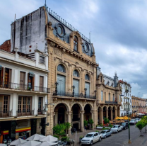 El Centro Cultural América y el Teatro Provincial se iluminarán de rojo