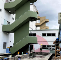 Estudiantes pintan murales coloridos para embellecer espacios destinados a niños con cáncer