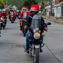 Papá Noeles motoqueros repartieron golosinas en toda la ciudad