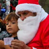 Papá Noel llega a Orán para recibir cartas y donaciones en la Plazoleta de los Jóvenes