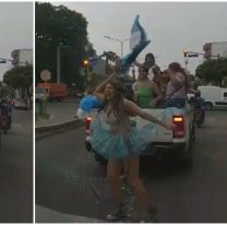 Ni la lluvia la paro: salteña festejó su recibida en las calles de Salta