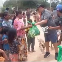 El ángel navideño: el Chaqueño Palavecino salió a repartir donaciones al norte salteño