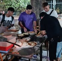 Salteños armaron una cena de nochebuena para gente en situación de calle en el Parque San Martín