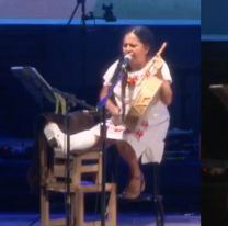 Mariana Carrizo cant&oacute; con su pierna enyesada en el Festival de San Carlos