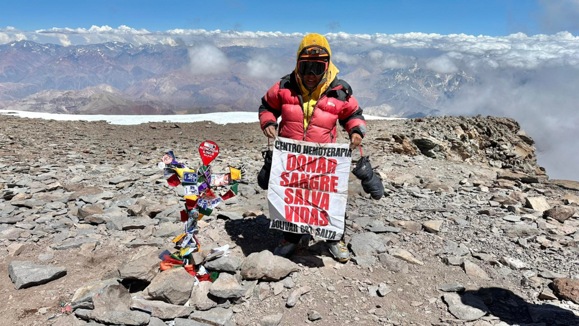 Salteña llegó a la cima del Aconcagua y plantó la bandera "Donar sangre, salva vidas"