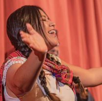 "El Show de la Cholita": Una Noche de Risas y Diversión en el Teatro Casa de la Cultura