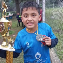 Salteñito vende locro para poder probarse en primera