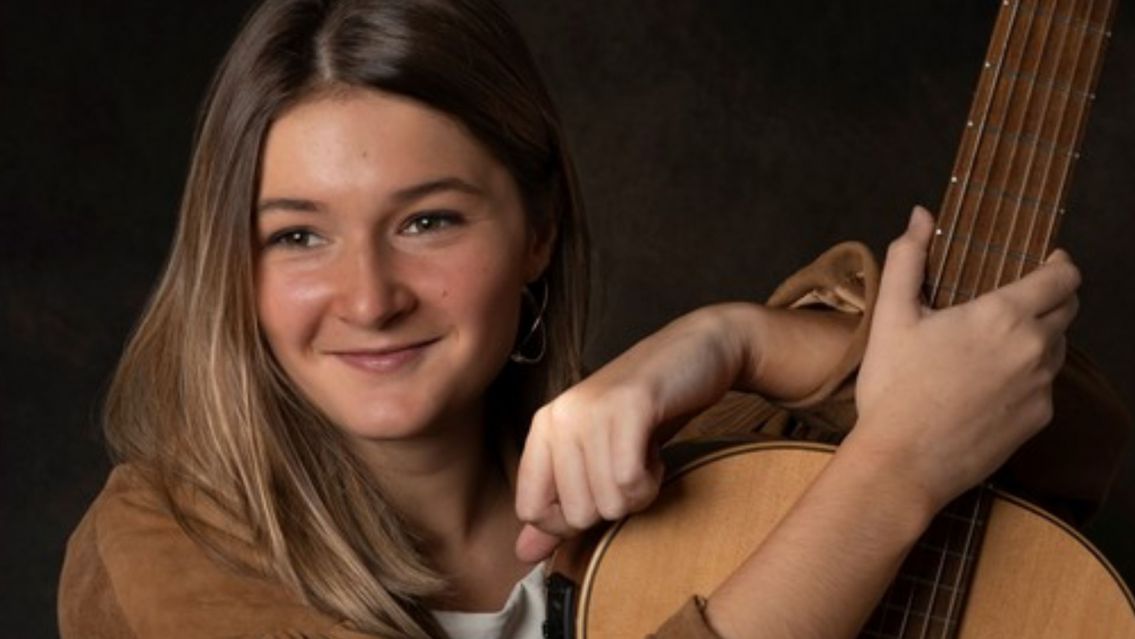 Maggie Cullen, la nueva voz del folclore, llega a Salta en formato acústico