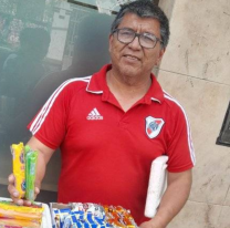 Salteño vende juguitos en el centro y le da de comer a los perritos callejeros