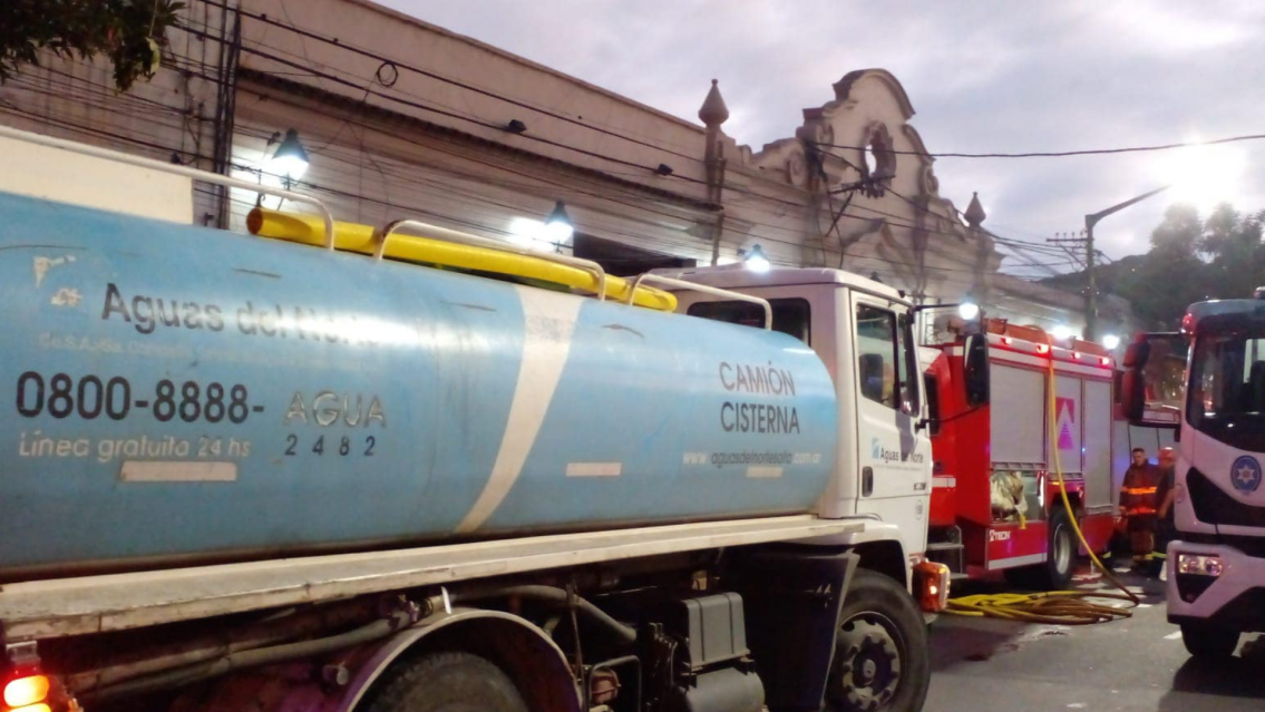 Voraz incendio en el Mercado San Miguel desata gran operativo en el centro Salteño
