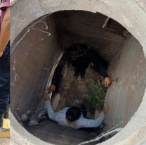 Heroico rescate: bomberos de la polic&iacute;a salvan a dos ni&ntilde;os atrapados en una alcantarilla en el barrio Aut&oacute;dromo