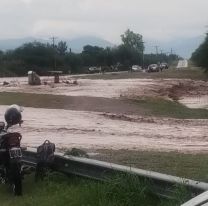 La fuerte tormenta inund&oacute; por completo la ruta que lleva a Guachipas