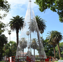 Este domingo encenderán el arbolito de navidad de la plaza 9 de Julio