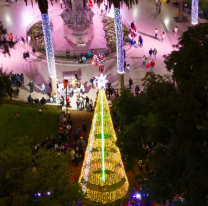 Ayer se encendió el árbol navideño de plaza 9 de Julio