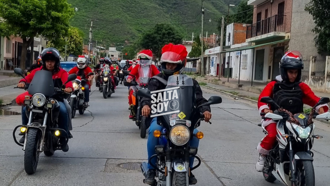 Más de 100 Papa Noeles saldrán a repartir golosinas en moto por la ciudad
