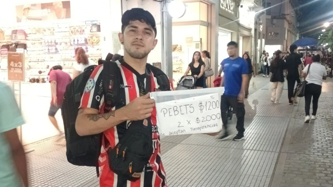 Salteño vende sándwiches en la peatonal para costear el tratamiento en sus piernas