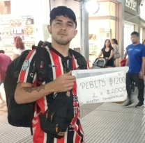 Salte&ntilde;o vende s&aacute;ndwiches en la peatonal para costear el tratamiento en sus piernas