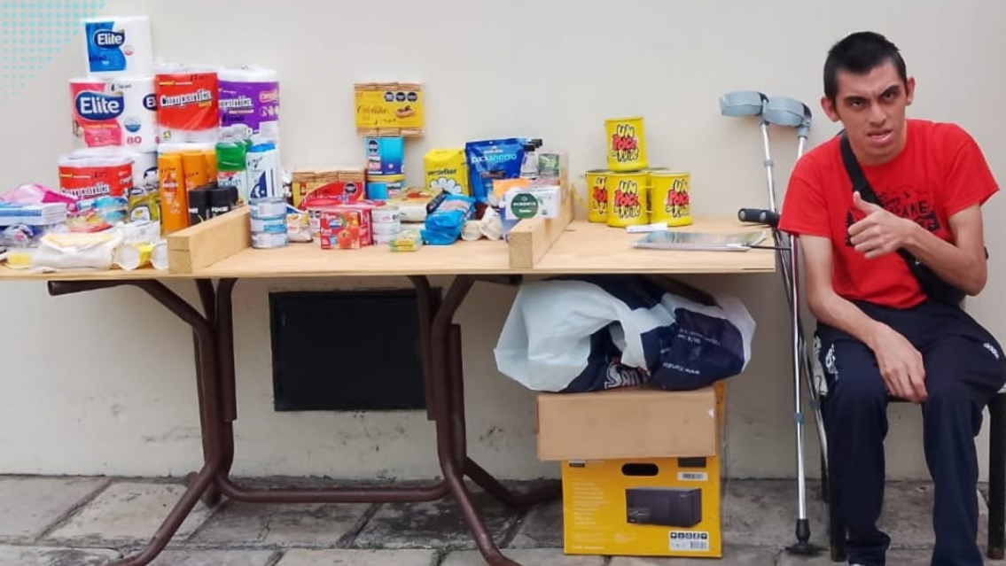Santy tiene hidrocefalia, no conseguía trabajo y decidió emprender 