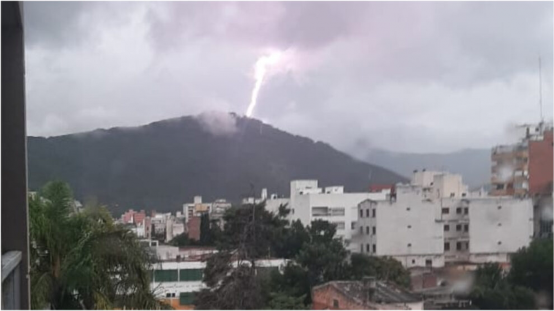 Un rayo cayó en inmediaciones al cerro Ala Delta y por seguridad el teleférico quedará cerrado