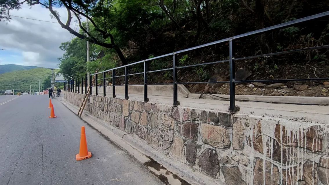 Instalaron barandas de contención peatonal en la nueva caminería en el acceso a Salta